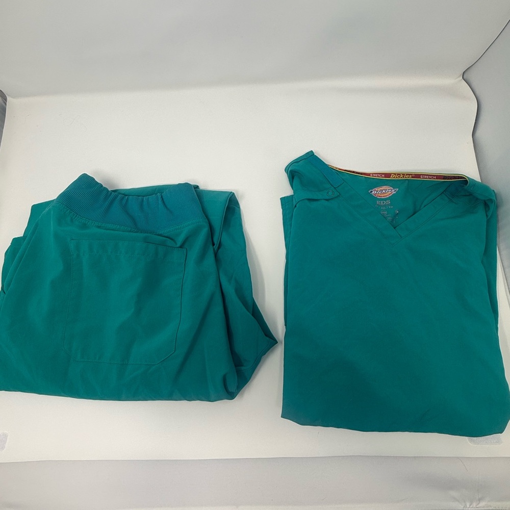 Dickies Woman’s Teal Scrub Set